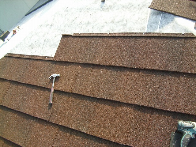 熟練の技術が必要な屋根カバー